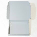 FORMAT-TROSLOJNA SAMOSKLOPIVA POKLON KUTIJA BELA 35X28X8