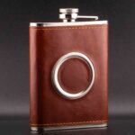 SHOT, PLJOSKA OBLOZENA EKO KOZOM U BRAON BOJI 230ML SA SKLOPIVOM CASICOM