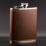 VINTAGE SPIRIT, METALNA PLJOSKA OBLOZENA EKO KOZOM U BRAON BOJI, 210ML