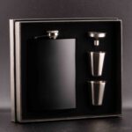 MERAKI BLACK, SET SA PLJOSKOM 235ML I DVE CASICE U POKLON KUTIJI