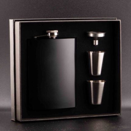 MERAKI BLACK, SET SA PLJOSKOM 235ML I DVE CASICE U POKLON KUTIJI
