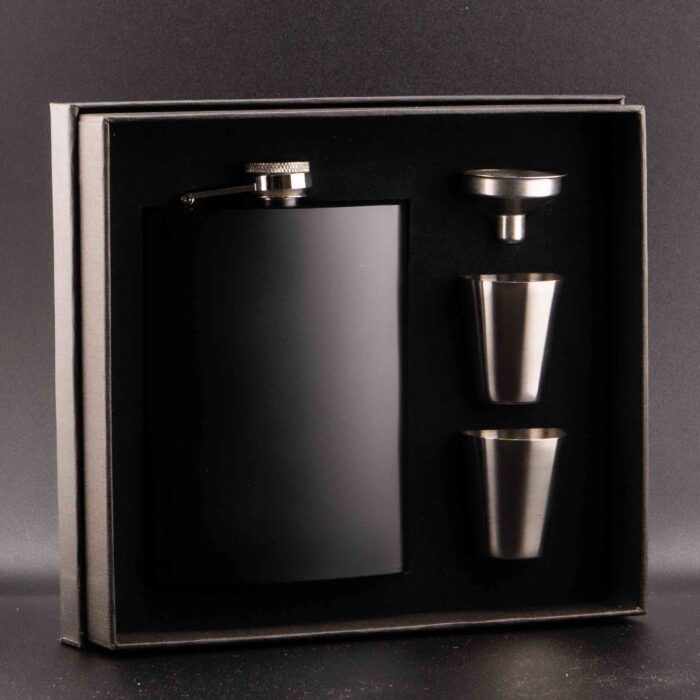 MERAKI BLACK, SET SA PLJOSKOM 235ML I DVE CASICE U POKLON KUTIJI - Image 1