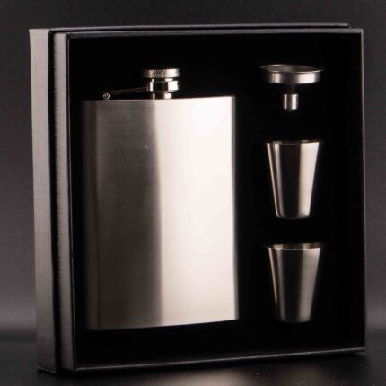 DECANT 8 - SET PLJOSKA SA CASICAMA, 4/1, SREBRNA